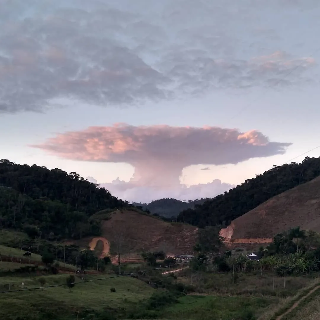 Imagem ilustrativa da imagem "Nuvem explosão" chama a atenção em Domingos Martins