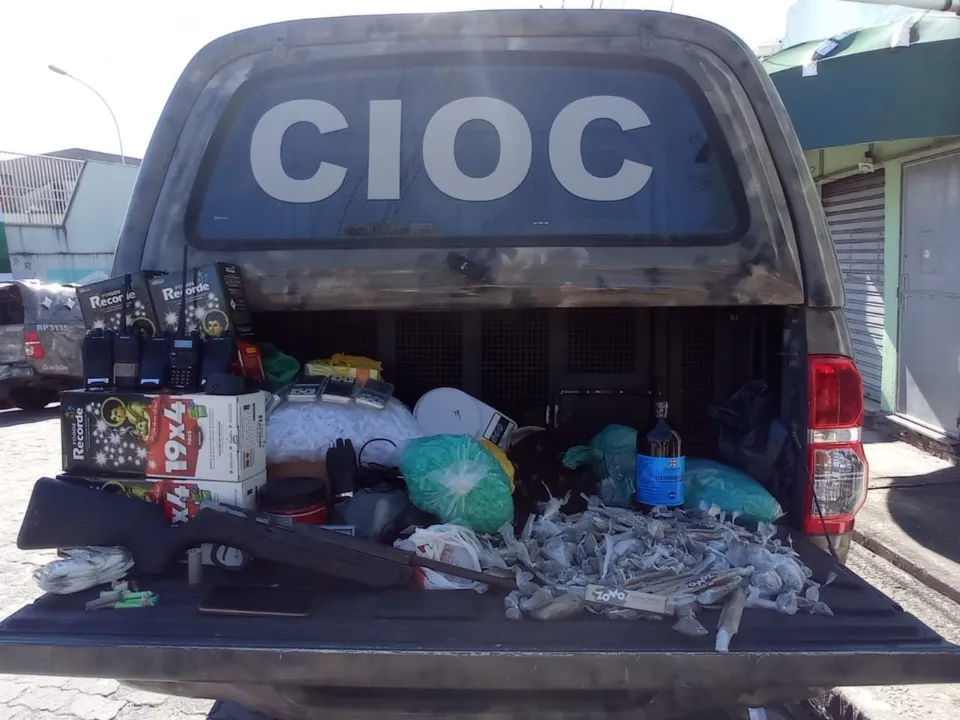 Imagem ilustrativa da imagem Cães da PM encontram esconderijo do tráfico em porão de prédio
