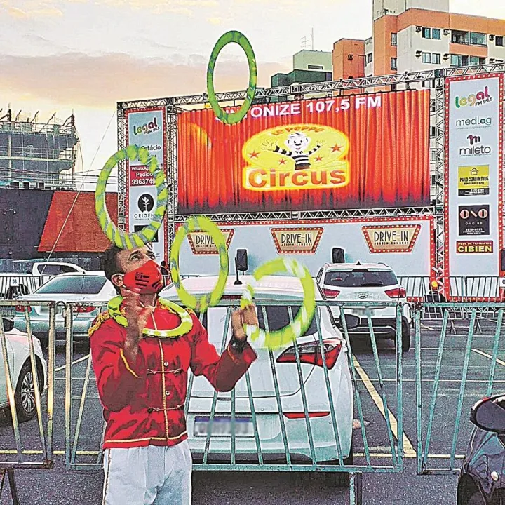 Imagem ilustrativa da imagem Circo, show e cinema drive-in para celebrar o Dia dos Pais