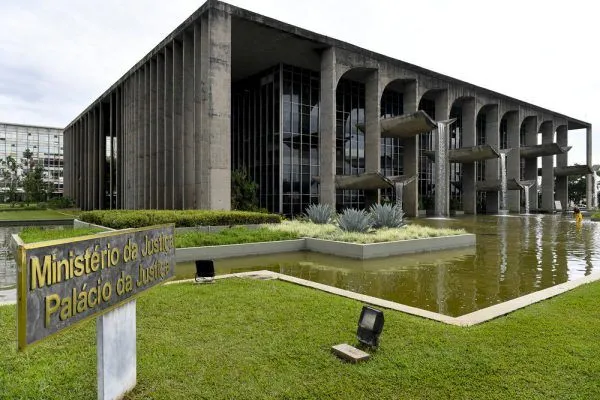 Imagem ilustrativa da imagem Ministério da Justiça diz ao STF que não investiga opositores nem faz 'dossiês'