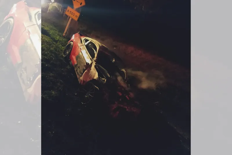 Imagem ilustrativa da imagem Bombeiros não encontraram ninguém no Mustang que se envolveu em acidente com morte