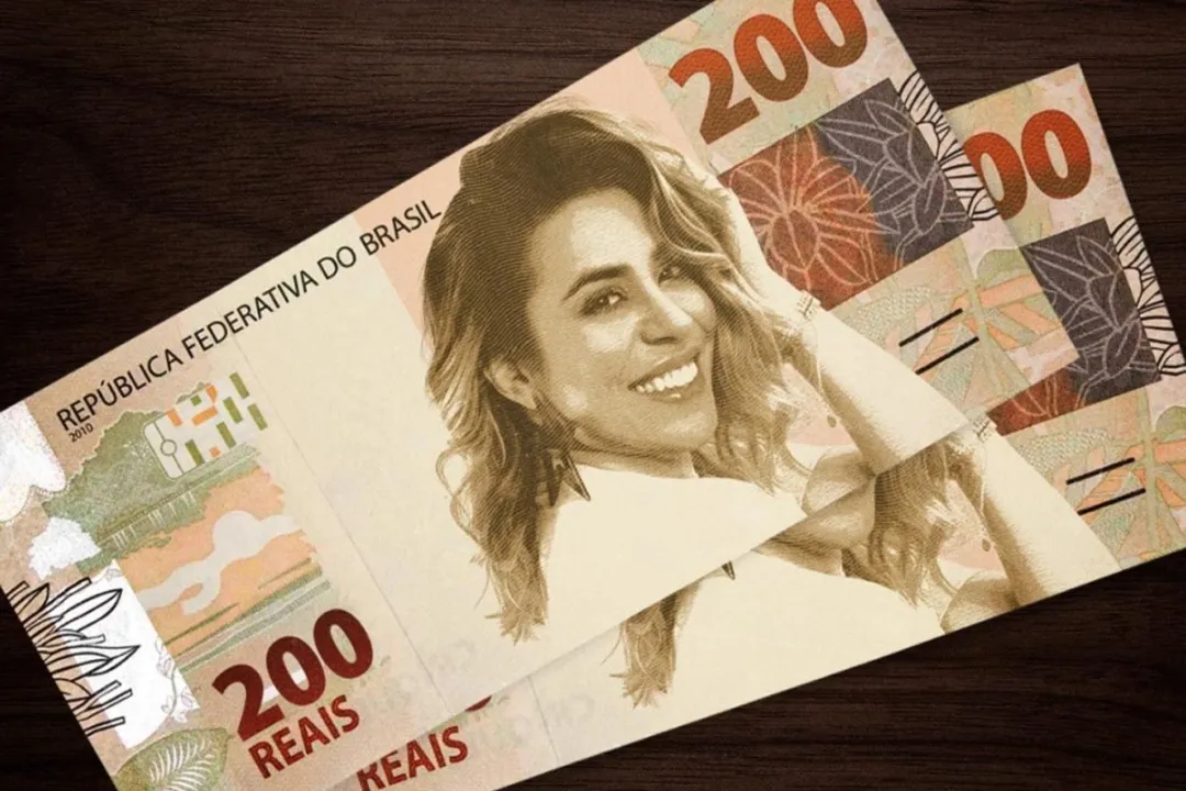 Imagem ilustrativa da imagem Naiara Azevedo “muda” sucesso e faz brincadeira com nota de R$ 200