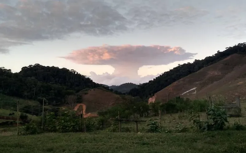 Imagem ilustrativa da imagem "Nuvem explosão" chama a atenção em Domingos Martins