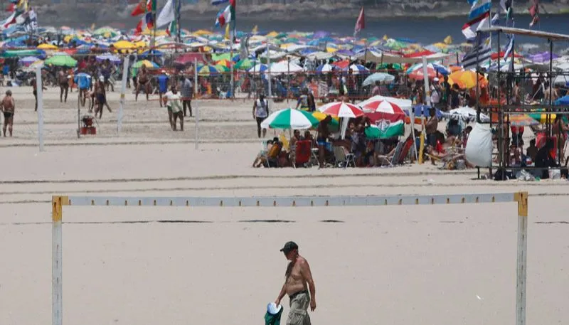 Imagem ilustrativa da imagem Rio de Janeiro testará marcação de "quadrados" por família na praia