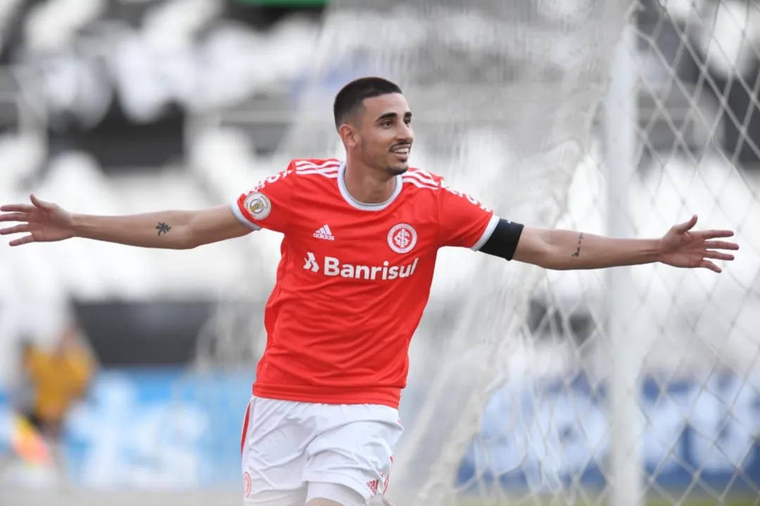 Imagem ilustrativa da imagem Thiago Galhardo marca de novo e Botafogo perde para o Inter