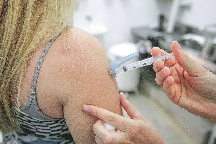 Imagem ilustrativa da imagem Governo quer 1ª vacina que estiver disponível para venda