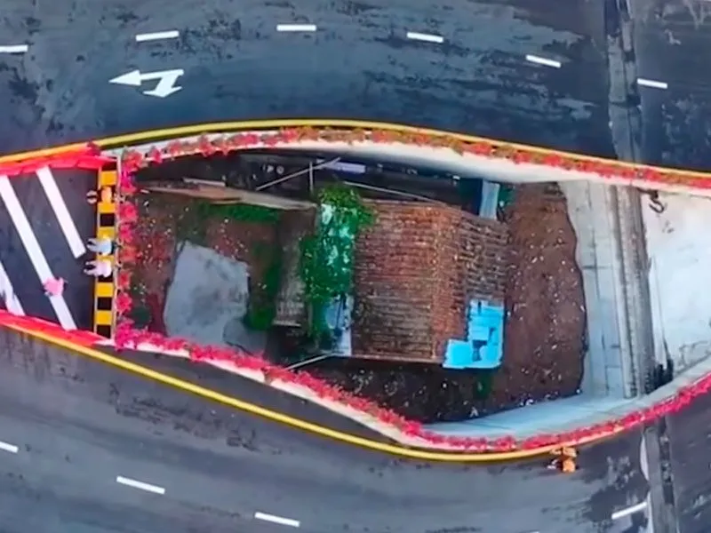 Imagem ilustrativa da imagem VÍDEO | Viaduto é construído em volta de casa de moradora que recusou se mudar