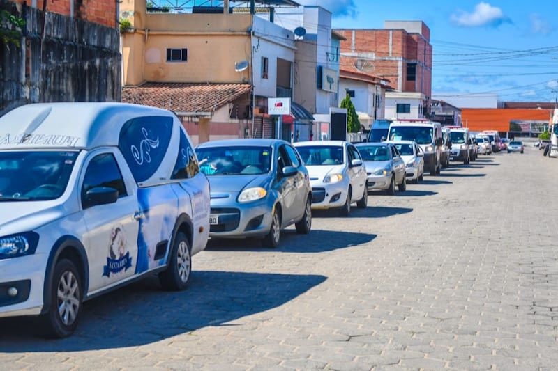 Cortejo em direção ao cemitério (Foto: Felipe Tozatto)