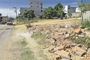 Imagem ilustrativa da imagem Demolição de muros e casas