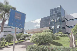 Imagem ilustrativa da imagem Sessão histórica no Tribunal