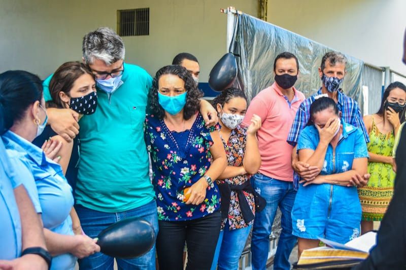Familiares também participaram da despedida e estavam muito emocionados. (Foto: Felipe Tozatto)