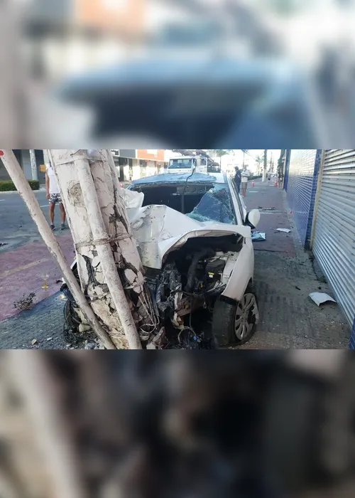 Imagem ilustrativa da imagem Motorista morre e passageiros ficam feridos após carro bater em poste em Vila Velha