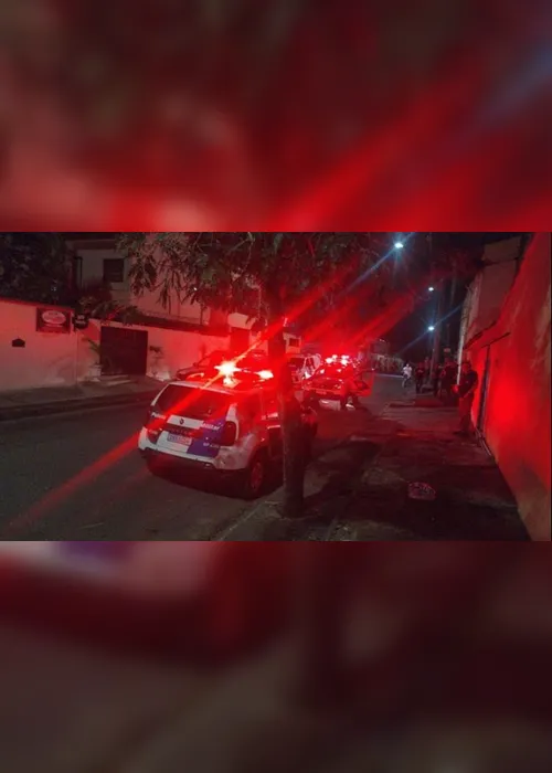 
          Imagem ilustrativa da imagem Cinco bandidos atacam policial e assustam moradores na Serra
          