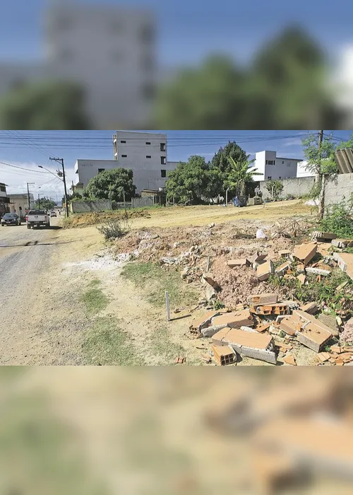 
          Imagem ilustrativa da imagem Demolição de muros e casas
          