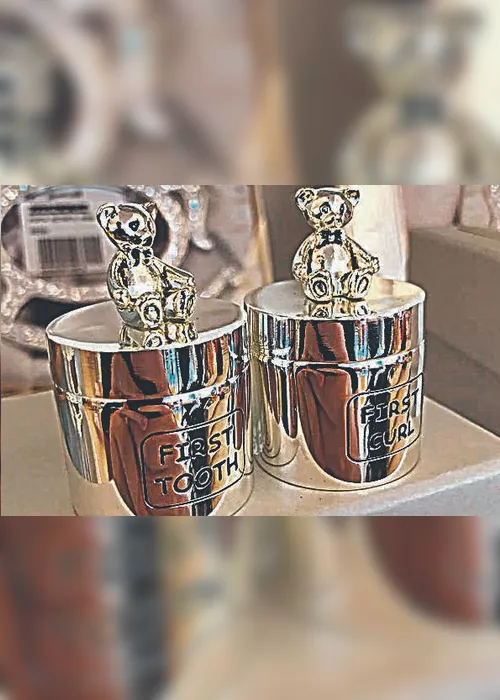 
          Imagem ilustrativa da imagem Joias com leite materno e escultura do primeiro sapatinho
          