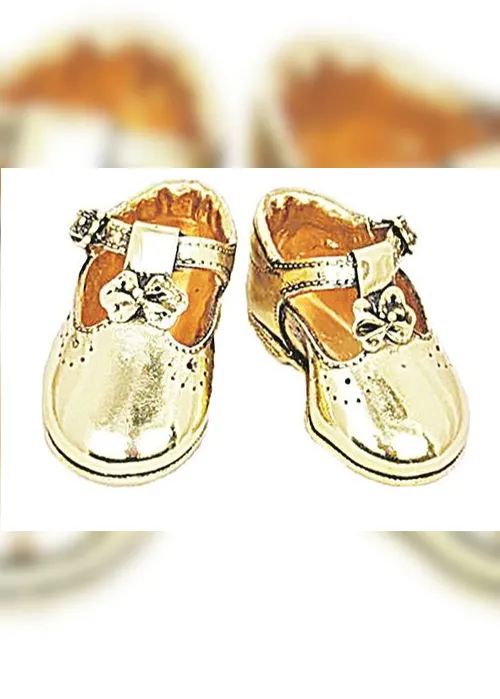 
          Imagem ilustrativa da imagem Joias com leite materno e escultura do primeiro sapatinho
          