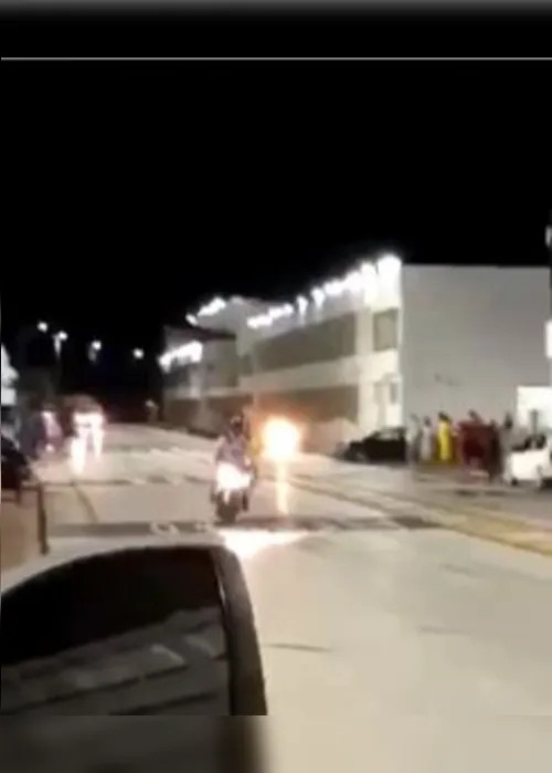 Imagem ilustrativa da imagem Empresário que caiu ao empinar moto no Sambão morre após passar por cirurgia