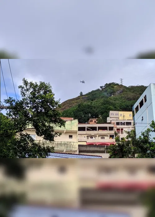 Imagem ilustrativa da imagem PM ocupa Morro do Macaco e bandidos põem fogo em "barraca do tráfico"