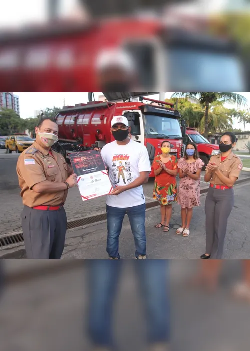 Imagem ilustrativa da imagem Porteiro que salvou idoso recebe homenagem do Corpo de Bombeiros