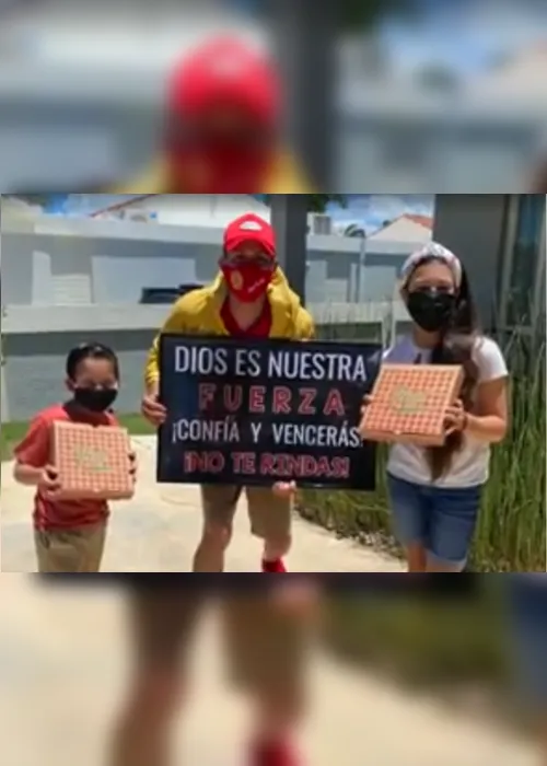 Imagem ilustrativa da imagem Professor se disfarça de entregador de pizza e surpreende alunos. Veja vídeo