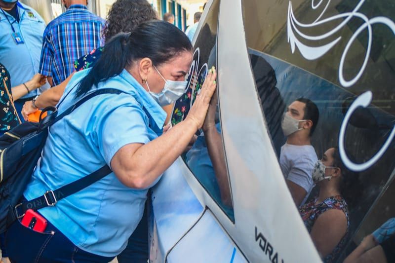 Amiga de Vicente se emociona ao se despedir (Foto: Felipe Tozatto)