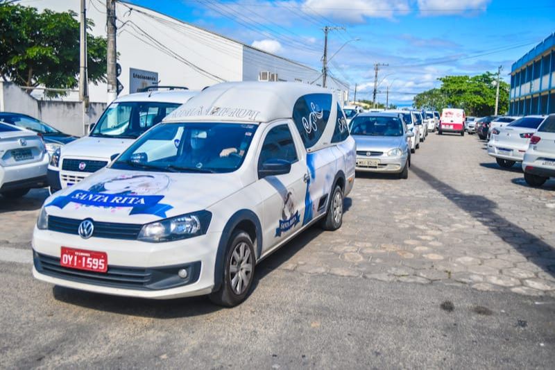 Na manhã desta sexta-feira, os amigos do motorista fizeram um cortejo de ambulâncias pelas ruas de Linhares (Foto: Felipe Tozatto)