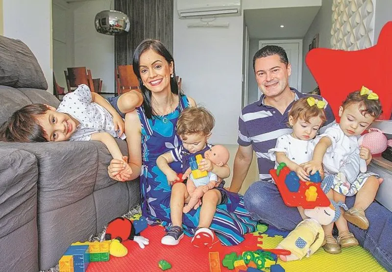 Gina De Nadai Mayer, de 40 anos, e Carlos Augusto Mayer, de 41, com os quatro filhos