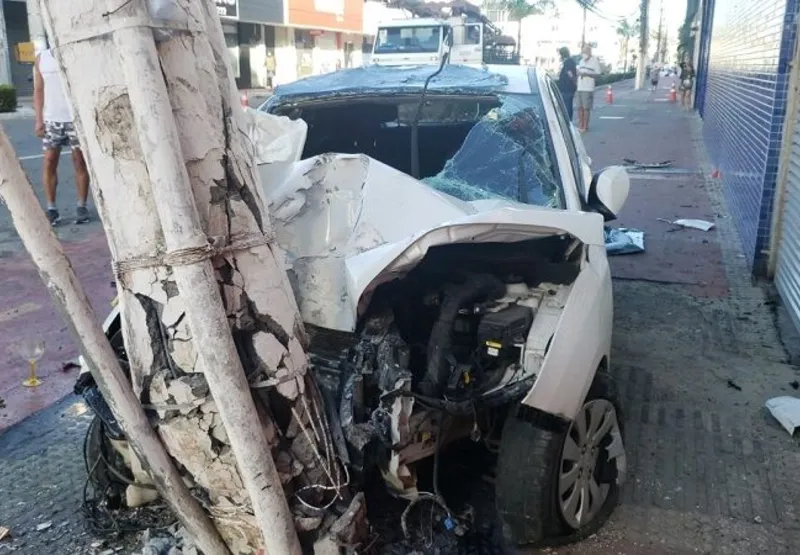 Motorista morreu após bater HB20 em poste no Centro de Vila Velha.
