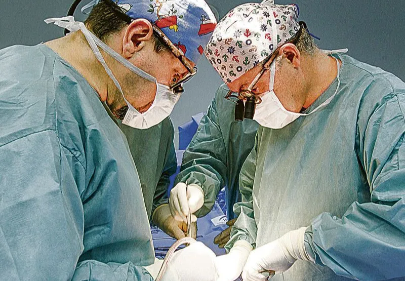 Médicos durante cirurgia: perfuração uterina é um dos riscos da curetagem  