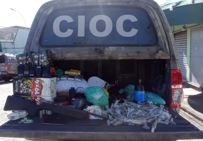 Foram apreendidas maconha, cocaína, uma espingarda, caixas de fogos de artifício, cerca de 500 reais e outros materiais