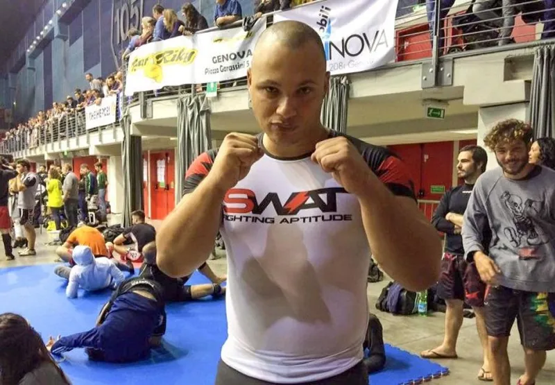 O lutador de MMA Caio Cesar Lima Capelli evitou um massacre em bar na província de Spotorno, na Itália