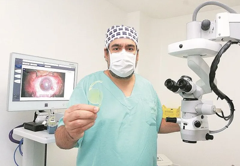 O cirurgião oftalmológico César Ronaldo mostra um dos tipos de lente