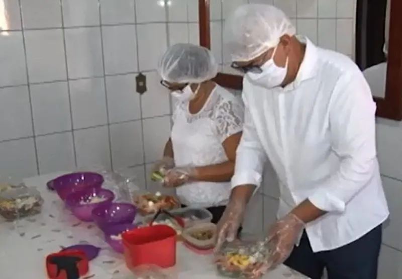 Pedro e a esposa Célia apostaram no preparo de saladas para garantir a renda da família.