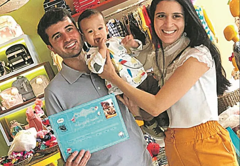 O fisioterapeuta Igor Lorentz, 37, e a pediatra Mayana Andrade Lorentz, 33, guardam a lembrança do filho