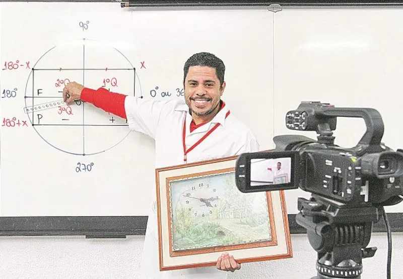 Professor Fernando Dias utiliza o relógio para ensinar trigonometria aos alunos nas aulas ministradas online