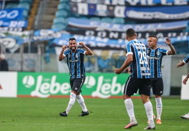 Grêmio vence Inter e conquista segundo turno do Gaúcho