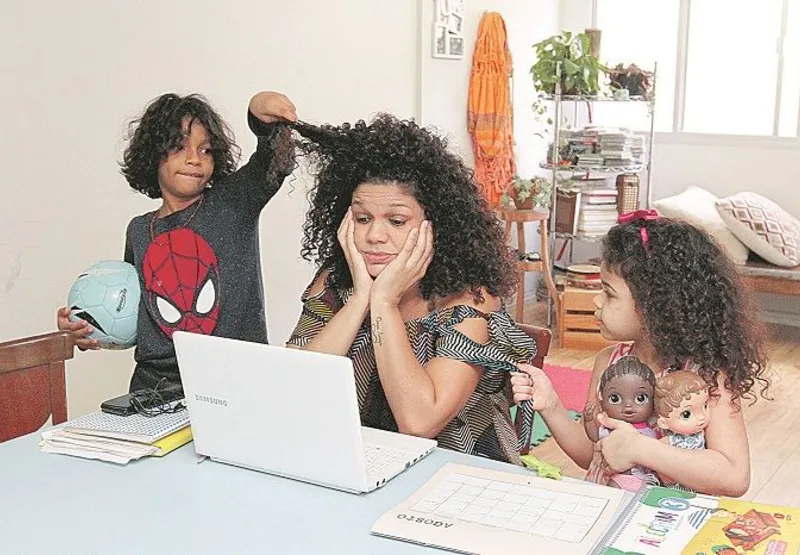 Vasty Nunes Pereira  e os filhos, Caetano, de 7 anos, e  Nina, de 5: 
ela disse
 que muitas vezes espera
 as crianças dormirem 
para realizar atividades profissionais