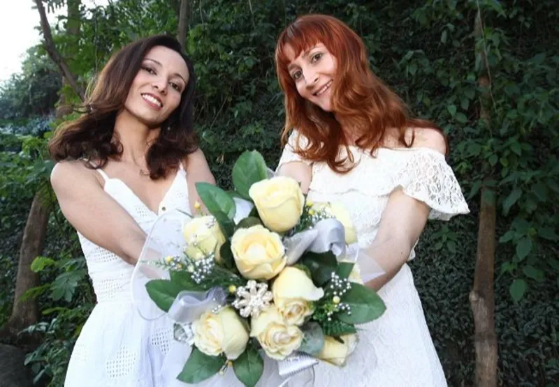 O casal Lidiane Maia Martinelli, 31 anos, e Nicole Martinelli Maia, mulher trans
