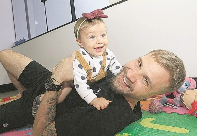 O empresário Douglas Corrêa brinca com a filha Maya, de 8 meses. “É um elo muito forte. Experiência incrível”