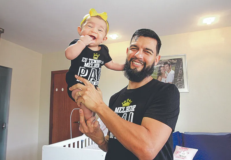 O vendedor Eric Vieira  Corbelari com a pequena Maitê, de 
4 meses. “O sorriso dela compensa tudo”, disse