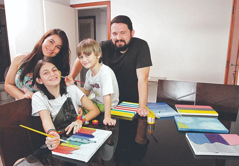 O  empresário Flávio Barboza, de 36 anos, e a nutricionista Mábila Camila Barboza, de 34 anos com os filhos Maria Clara, de 12 e Emanuel, de 7 anos