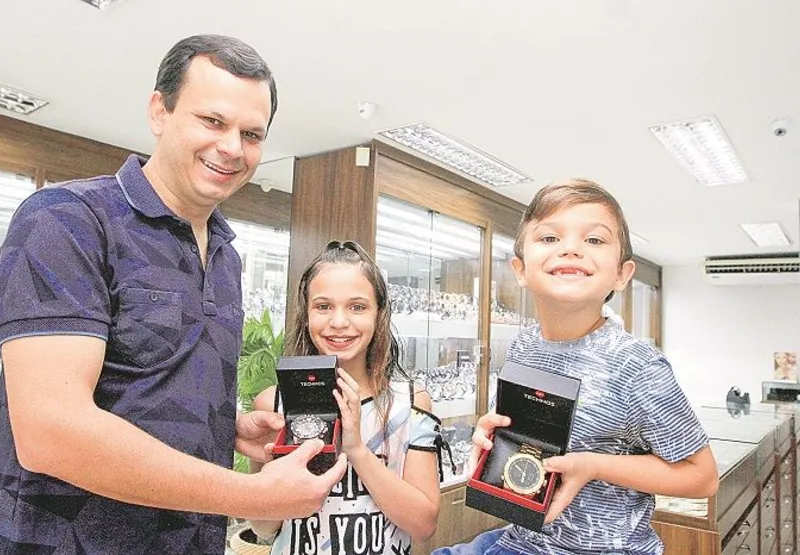 o metalúrgico Sandro Marcus já antecipou para os filhos Beatriz, 11 anos,  e Isaque, 7, que quer ganhar um relógio