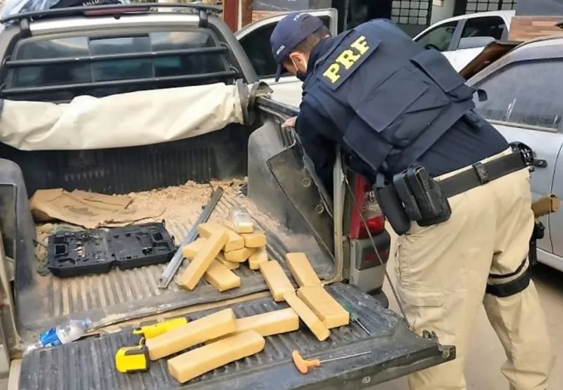 Mais de 100 tabletes de drogas foram encontrados na carroceria do veículo