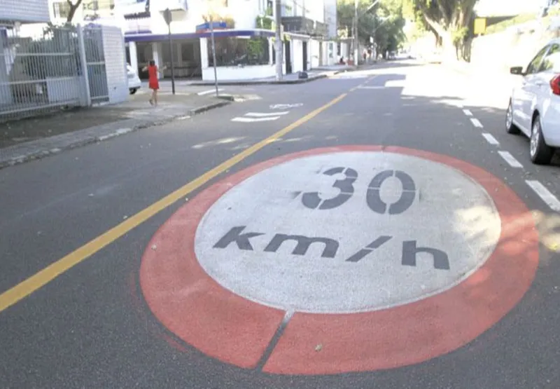 Rua Antonio Basílio, em Jardim da Penha, ganhou sinalização de ciclorrota e de velocidade máxima de 30 km/h