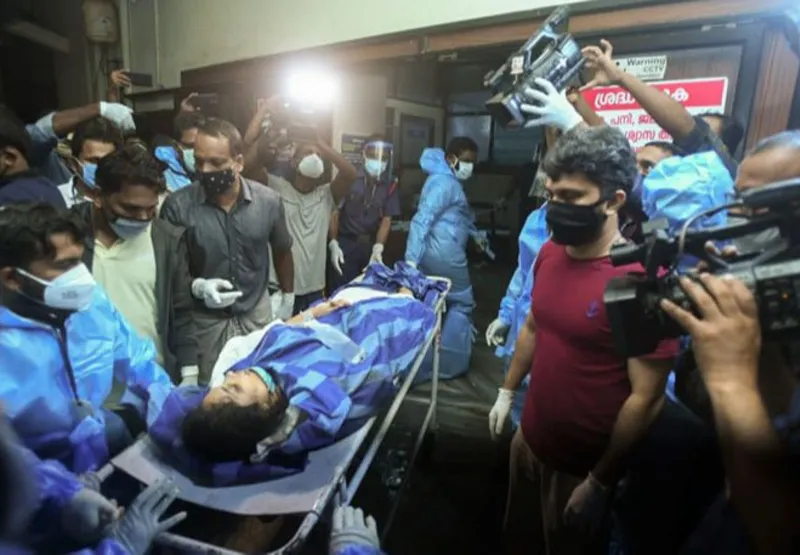 Pessoas feridas são resgatadas após acidente aéreo e encaminhadas para serem atendidas no Medical College Hospital em Kozhikode, no estado de Kerala, na Índia