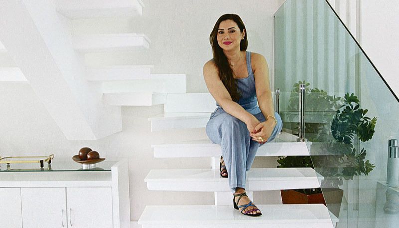Há dois anos, a farmacêutica Tatiana Martin Rocha, 39, tomou o controle da sua vida. Para conviver bem, abria mão de suas vontades para satisfazer aos outros. Mas decidiu virar o jogo e respeitar sua essência. “Hoje, tomo minhas próprias decisões. E isso melhorou minha autoestima, a certeza da minha capacidade. Não aceito mais a Tatiana de antes. Me libertei”, frisa. (Foto: Kadidja Fernandes / AT)