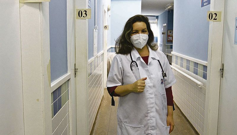 A médica Griela Tirse, que já atuou na Venezuela, faz atendimentos na Unidade de Saúde de Jardim Camburi (Foto: Dayana Souza/AT)
