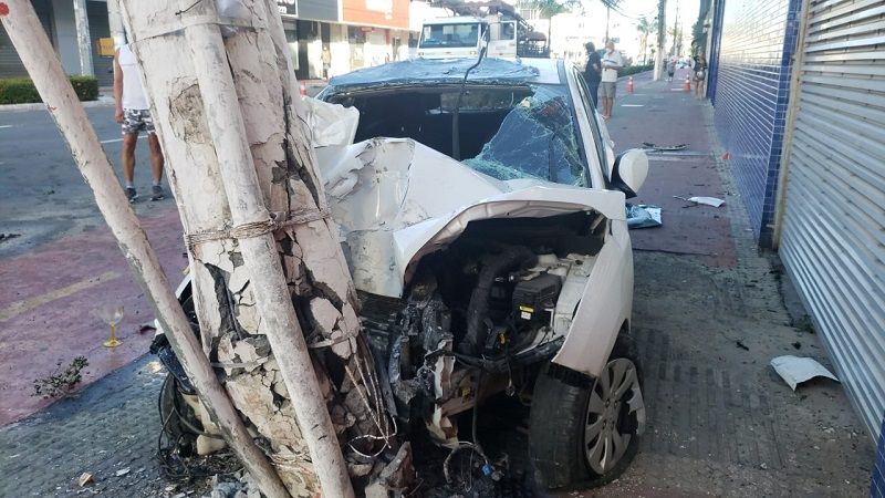 Motorista morreu após bater HB20 em poste no Centro de Vila Velha. (Foto: Suzy Faria)
