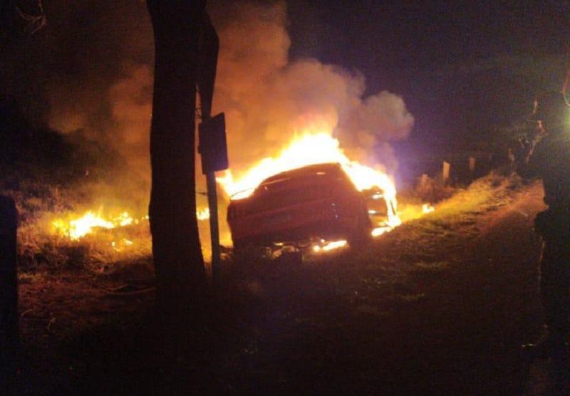 Os dois carros de passeio colidiram de frente na ES-248, que liga Linhares a Colatina (Foto: Divulgação)