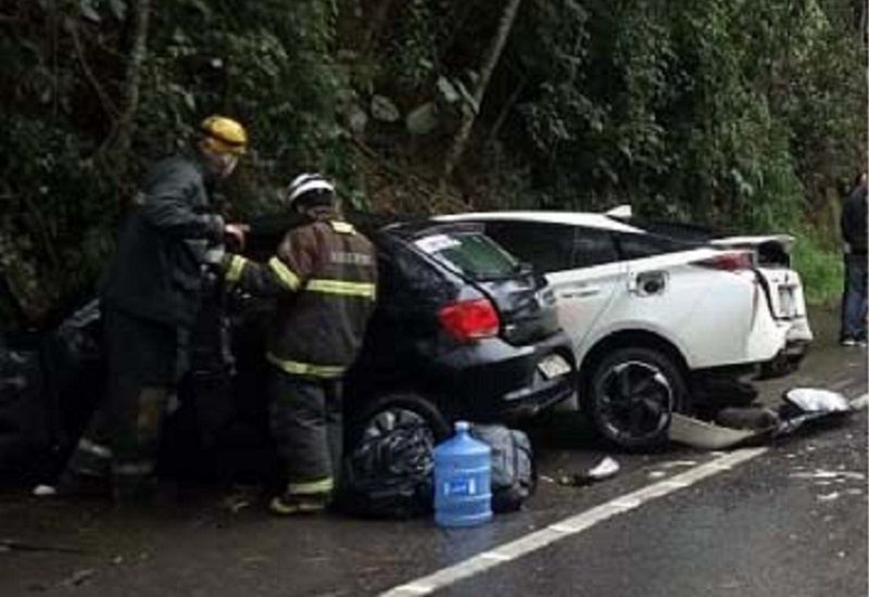 A motorista de um dos veículos ficou presa às ferragens e morreu no local (Foto: Divulgação)